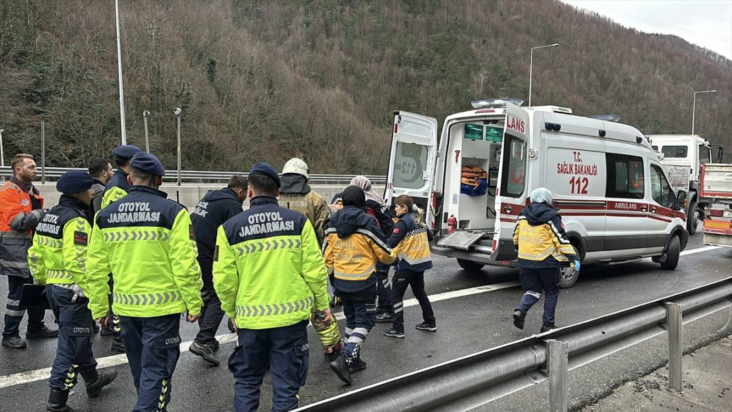 Kargo kamyonu önce TIR'a ardından bariyere çarptı, ekipler yardıma koştu 5